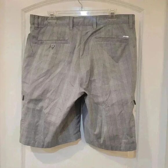 Greg Norman Men's Gray Plaid Poly/Spandex Flat Front Golf Shorts EUC - Picture 6 of 11